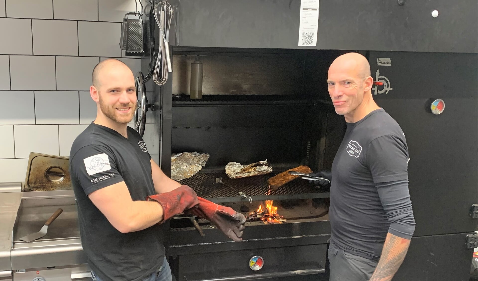 Mark Stomph en Silvester Kuiper voor hun binnen barbecue.