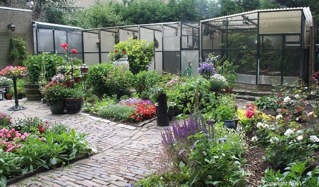 Volière aan de rand van de tuin