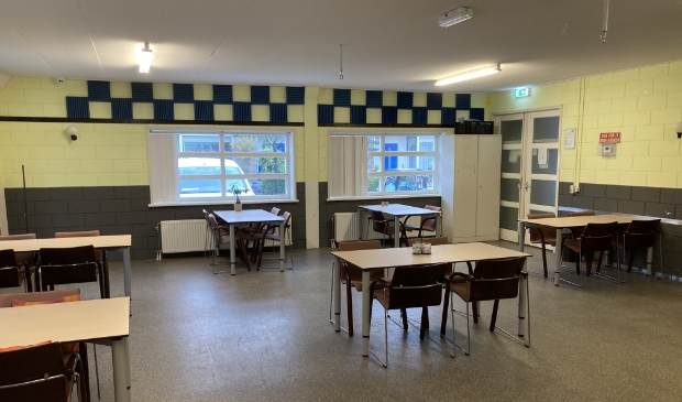 De kleine zaal van Speeltuingebouw Oosterkwartier sinds de komst van de tafels en stoelen