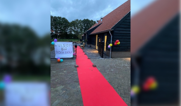 De rodeloper is uitgerold om de kinderen welkom te heten Bij het kinderdagverblijf