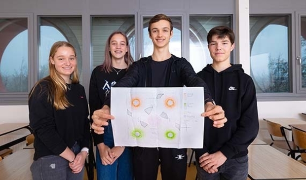 <p>Sita Holla, Laureen Stobbe, Sander den Boer en Jens van Wayenburg ontwierpen een voedselbos met donuts.</p>