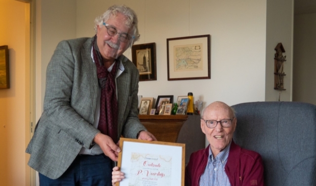 P. Voorsluijs (rechts) ontvangt de 75 jaar oorkonde van Steef Staal (vrz van de jubilarissen cie)