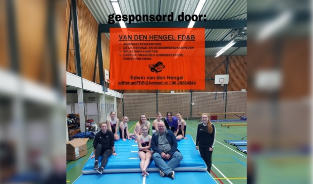 Leidsters Laura & Renate, recreatiegroep turnen SV Avanti en sponsor Edwin