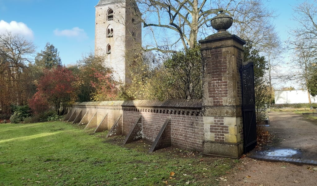 De monumentale muur op de begraafplaats bij het torentje van Oud-Leusden.