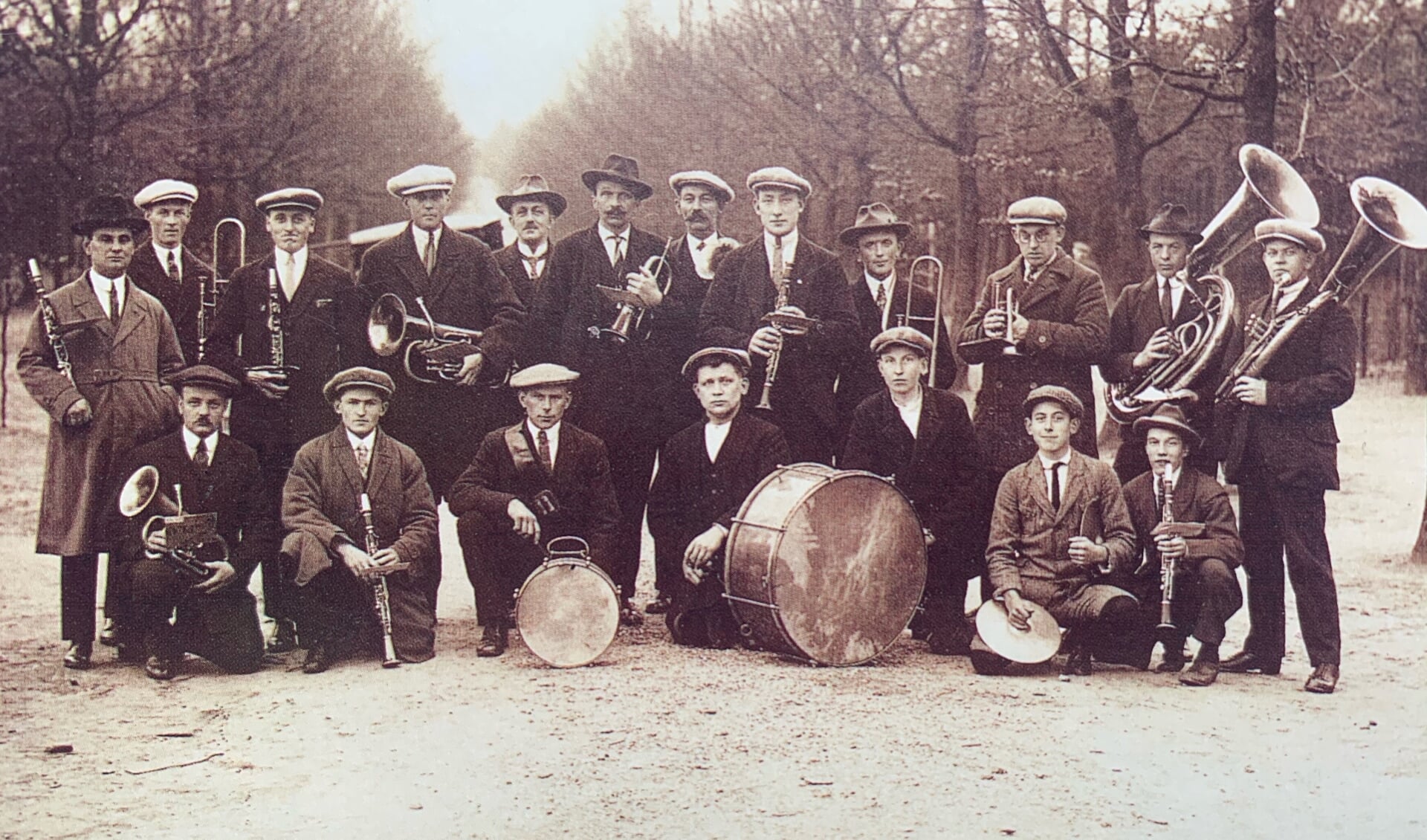 De eerste groepsfoto uit 1921.