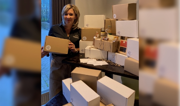 Janine presenteert de warm hart pakketen