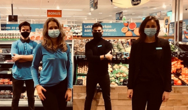 <p>van links naar rechts: Vincent (medewerker Verkoopklaar), Sam (medewerkster Verkoopklaar), Koen (Supermarktmanager), Bo (Assistent Supermarktmanager)</p>