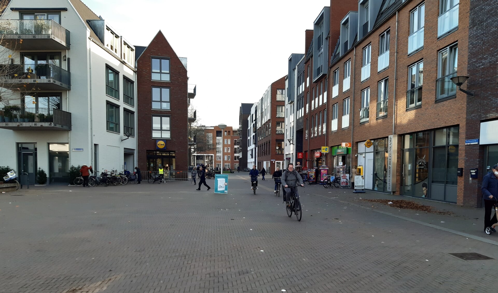 Het plein in De Biezenkamp is ingericht op basis van het principe 'shared space'. Het is dus geen exclusief voetgangersgebied.