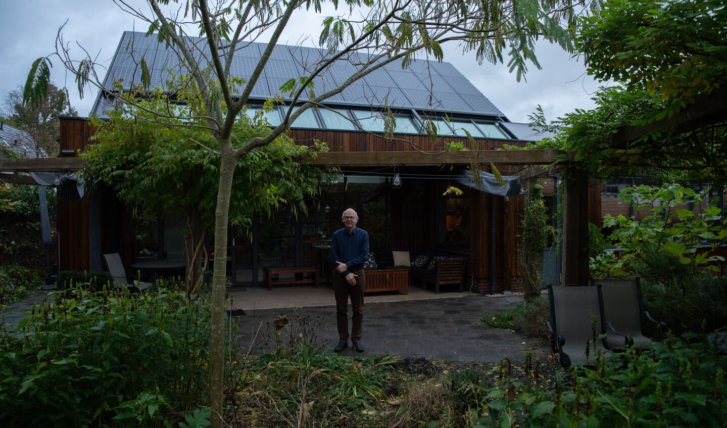 Eigenaar Peter Haring bij zijn huis, dat genomineerd is voor 'Duurzaamste Huis van Nederland'.