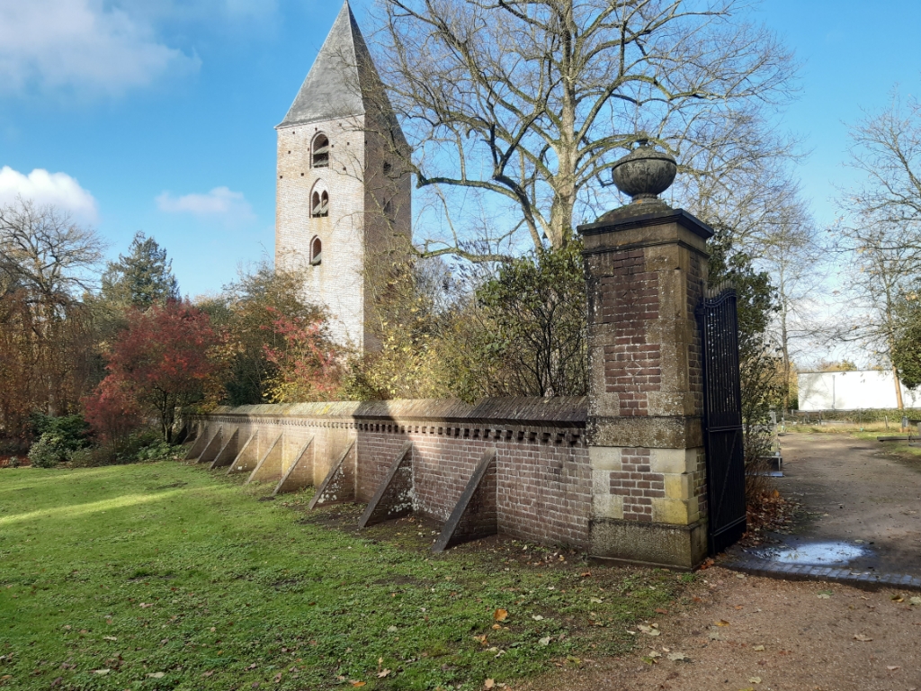 De monumentale muur op de begraafplaats bij het torentje van Oud-Leusden.