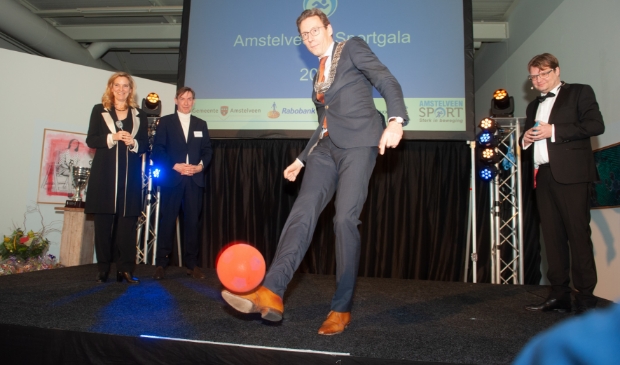 <p>Burgemeester opent begin dit jaar Amstelveens Sportgala. Van links naar rechts: Directeur AmstelveenSport Heleen van Ketwich Verschuur, (ex)directeur Cobra museum Stefan van Raay, burgemeester Tjapko Poppens en presentator Mathijs Groenewoud</p>