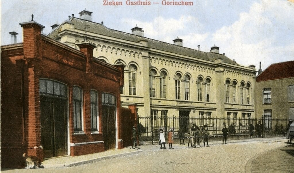 Het voormalig ziekengasthuis (nr. 39) in de Haarstraat. Links op de voorgrond het ontsmettingsgebouw (nr. 37) 