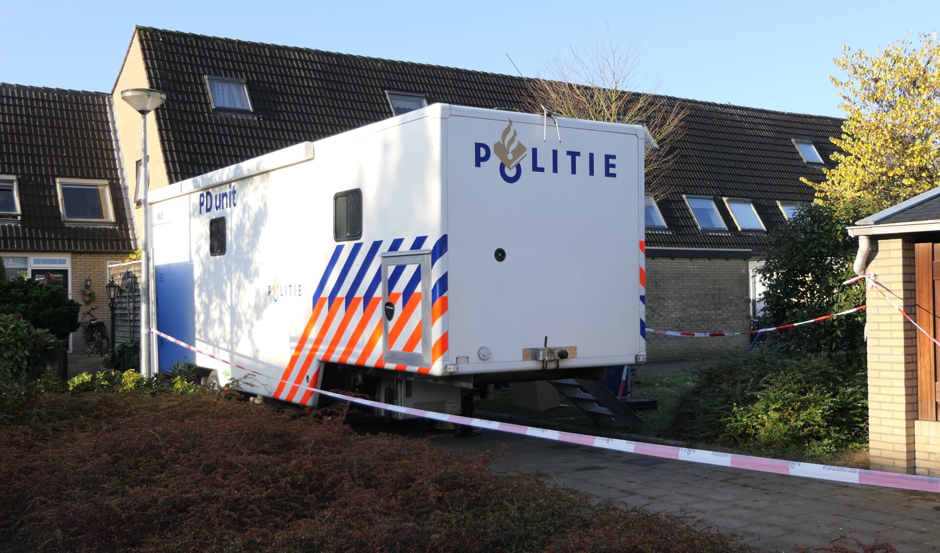 Een PD-unit werd vroeg in de avonduren geplaatst bij de woning.