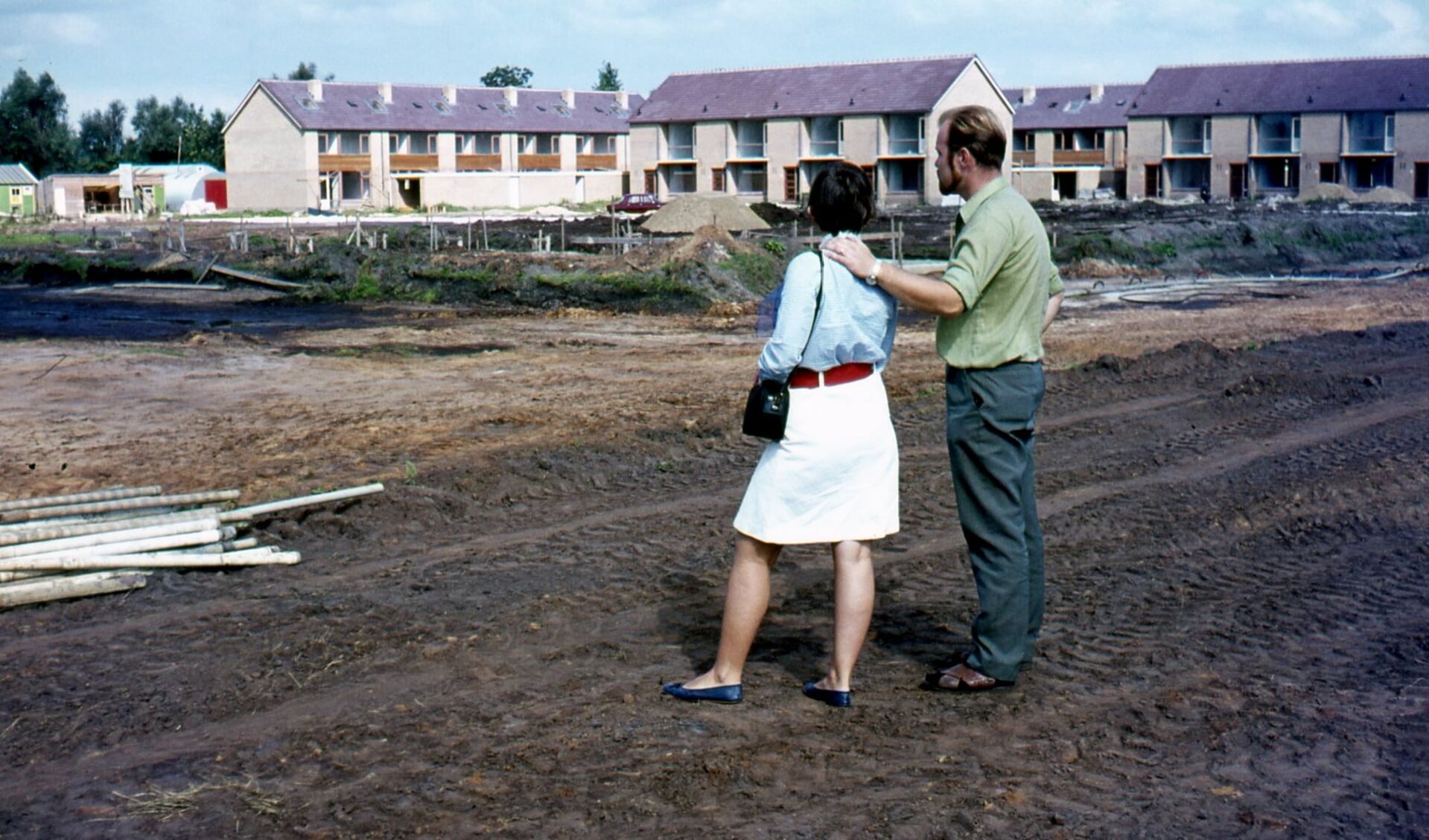 Het echtpaar Helmig bekijkt in 1969 hoe het is gesteld met de bouw van hun nieuwe huis.