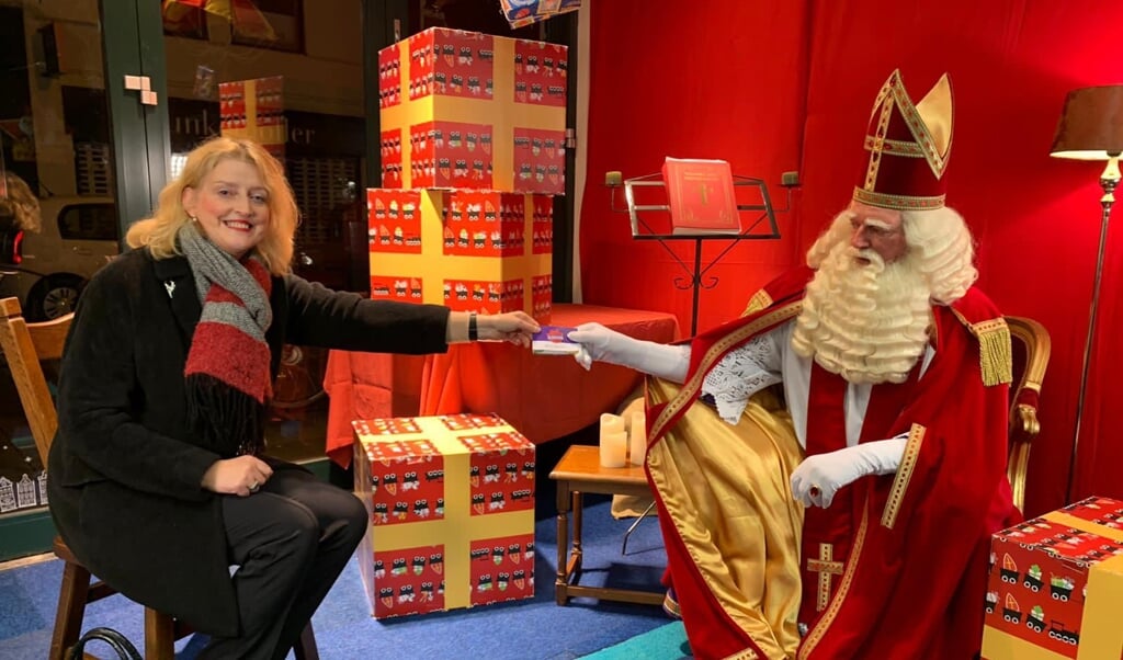 Burgemeester Reinie Melissant  overhandigde Sinterklaas een aantal Bliekenbonnen