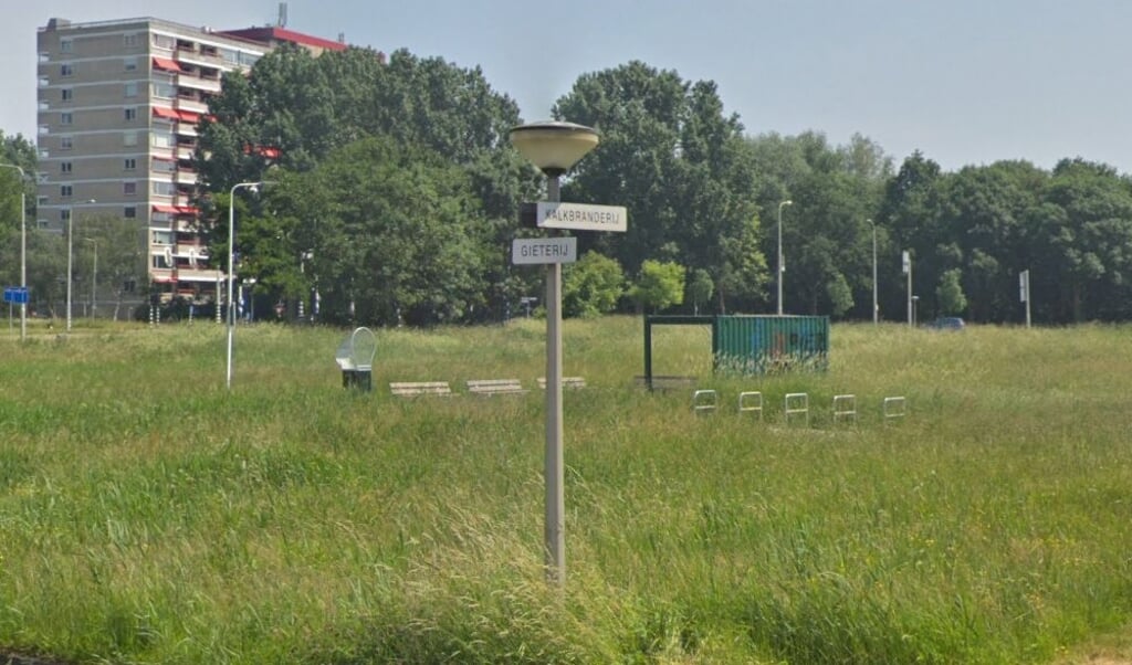 Op het terrein aan Kalkbranderij, hoek Bovenkerkerweg en Zetterij. moeten 80 tot 100 tijdelijke woonunits komen