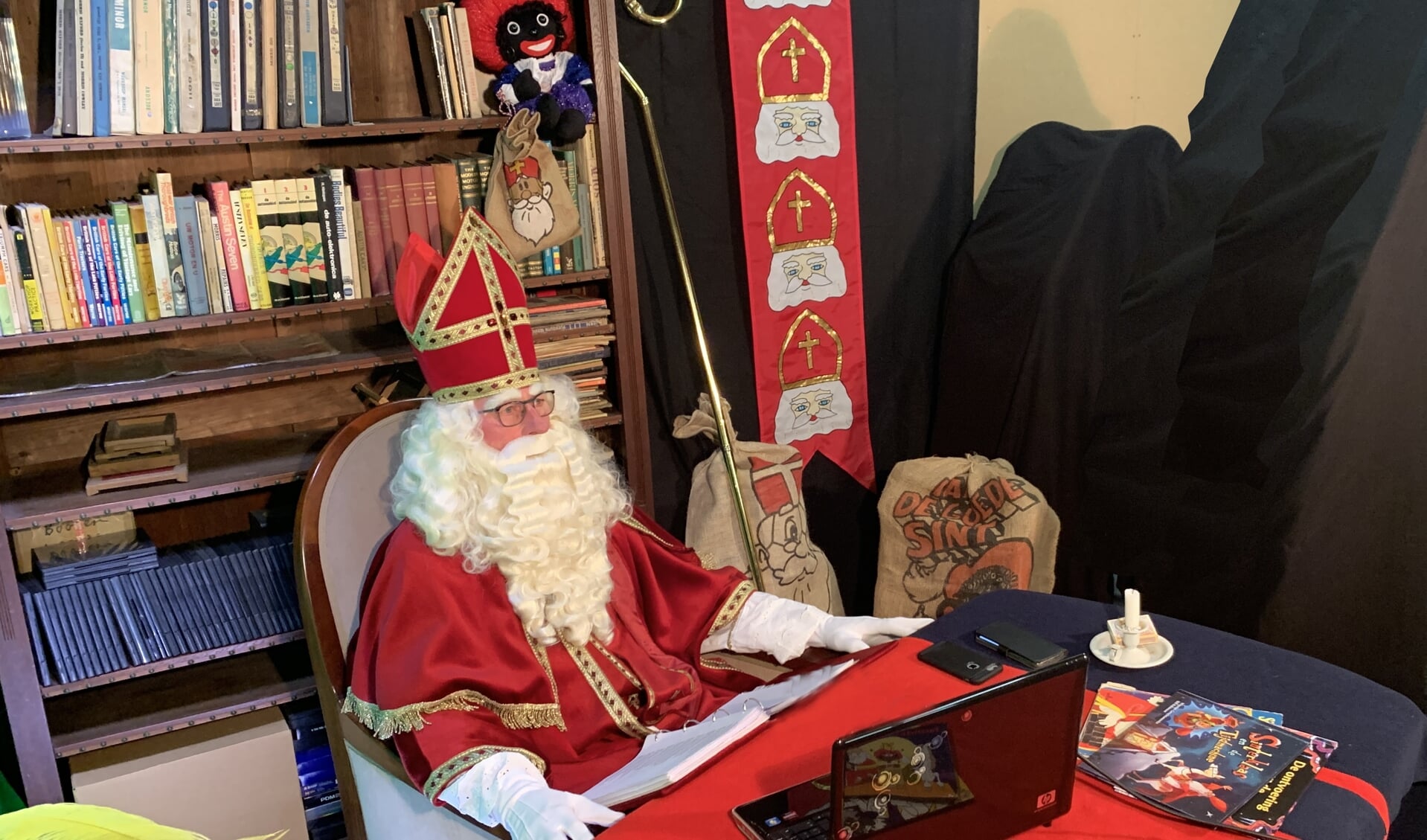 Sinterklaas in zijn kantoor in Spanje.