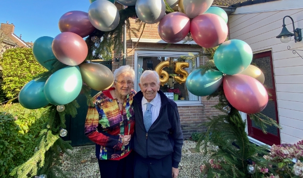 <p>Gon en Ton op hun trouwdag bij de ballonnenboog</p>