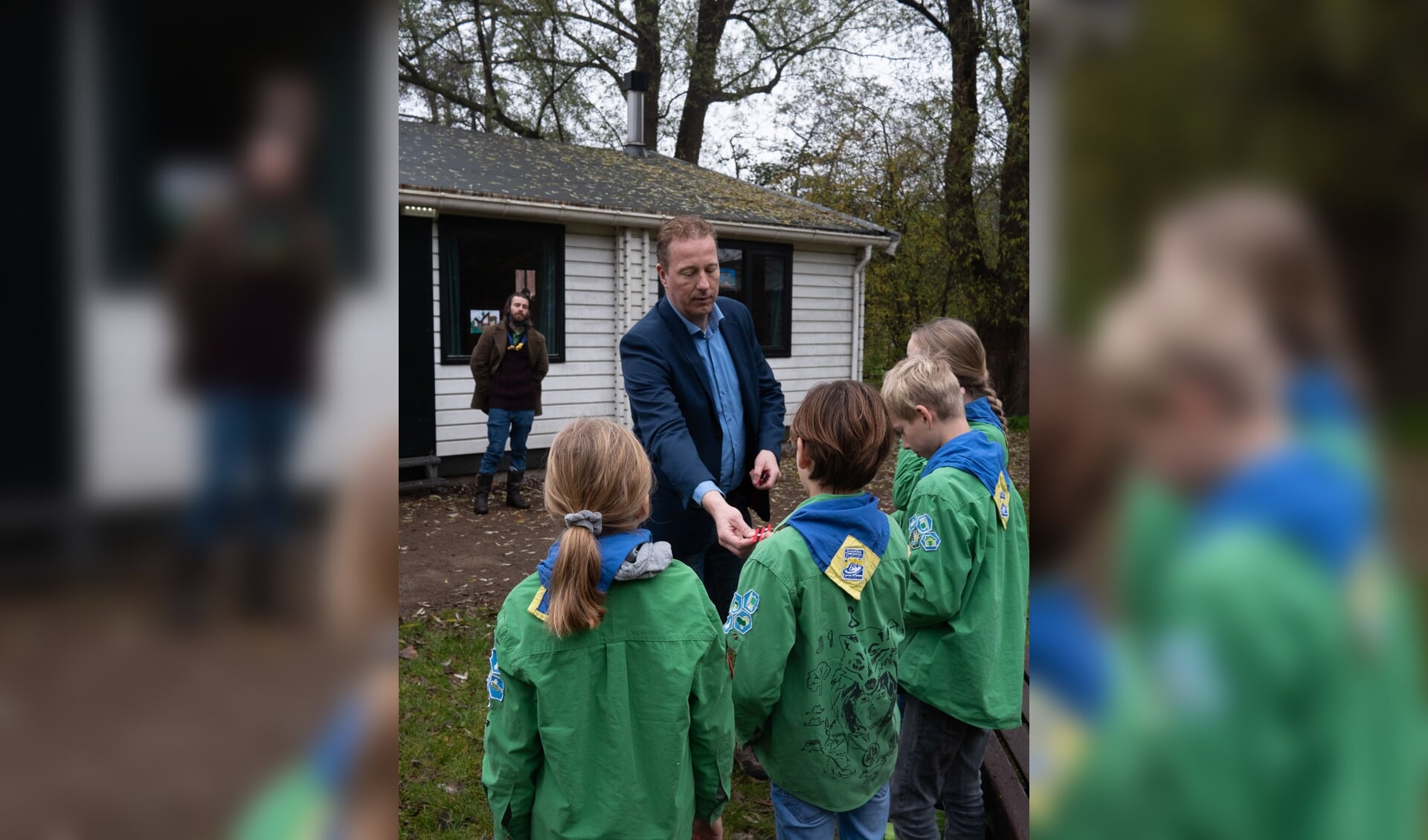 Wethouder Frank Berkhout reikt Amstelveen insigne uit aan welpen van Scouting Kantankye