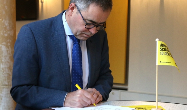 <p>Ook de Haarlemse burgemeester Jos Wienen deed vorig jaar mee aan Write for Right. Ondanks 'corona' hoopt de organisatie ook dit jaar op een 'lawine aan brieven en kaarten'.</p>