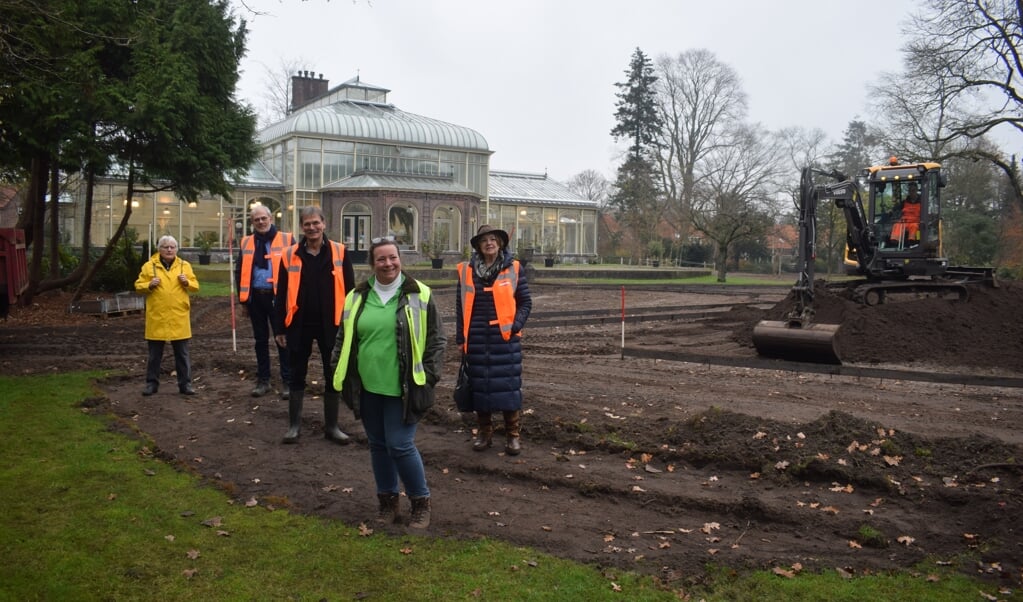 Rotarians en 'Vrienden' inspecteren de plek waar de tulpen worden gepoot.