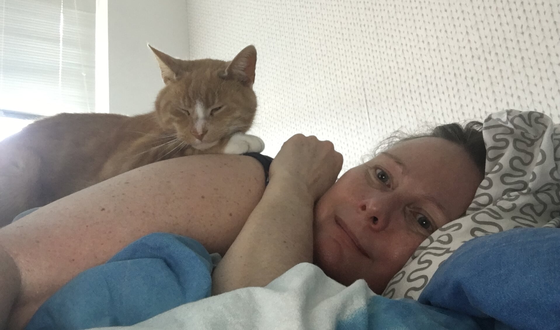 Marielle de Vries in bed met haar kat Sammie