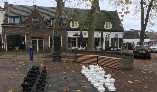 Schaakstukken met de nieuwe opbergkisten.