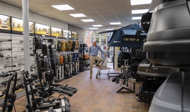 <p>Andries de Loor in zijn vernieuwde winkel.</p>