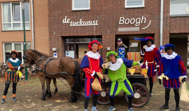 <p>De Pieten pakjesdienst is klaar voor vertrek. </p>