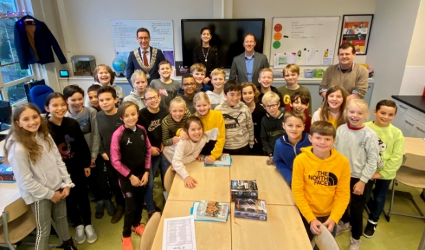 <p>Groep 7 van de Piet Heinschool ontvangt de burgemeester.</p>