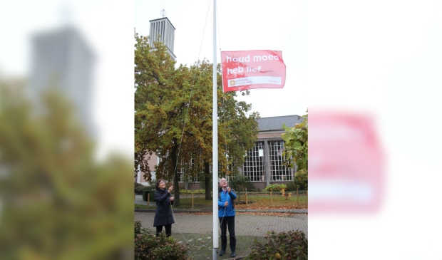 Namens de Protestantse Gemeente Gorinchem hesen Jos Maris en Lienemijn Verploeg de vlag bij de Johanneskerk.
