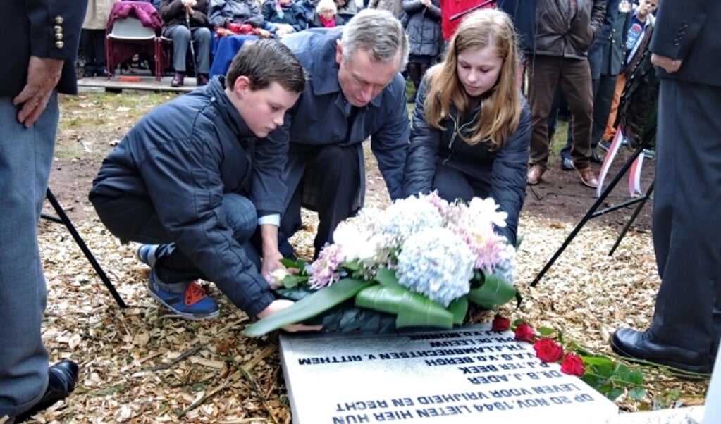 Herdenking bij het kruis op de Berg, 2014 met Erik Ader, de zoon van dominee Ader die hier gefusilleerd werd. (Archieffoto: Nico van Ginkel)