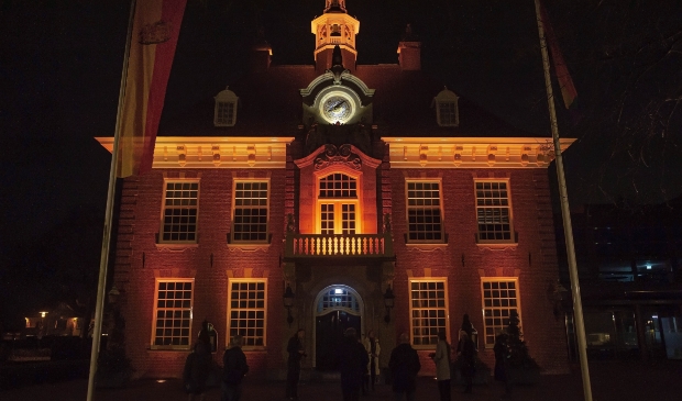 <p>Raadhuis oranje uitgelicht.</p>