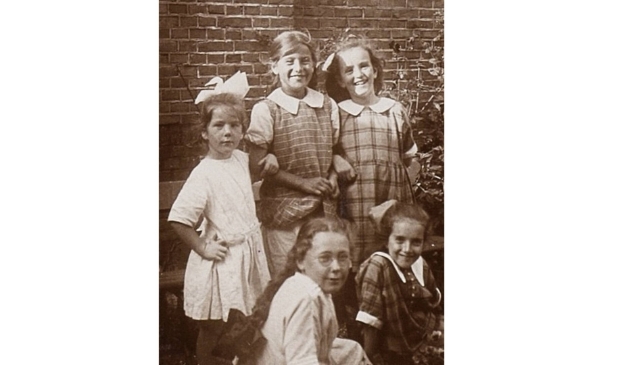 <p>Hannie (links met strik) met zusje, twee nichtjes en een onbekend meisje (1925)</p>