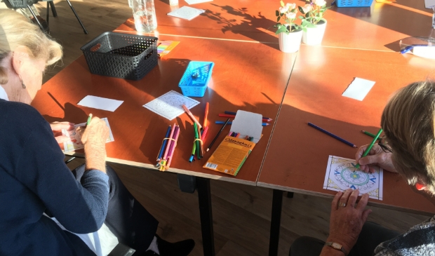<p>In het Odensehuis zijn deelnemers bezig met het maken van een kaart voor hun mantelzorger als dank voor hun inzet.<br><br></p>