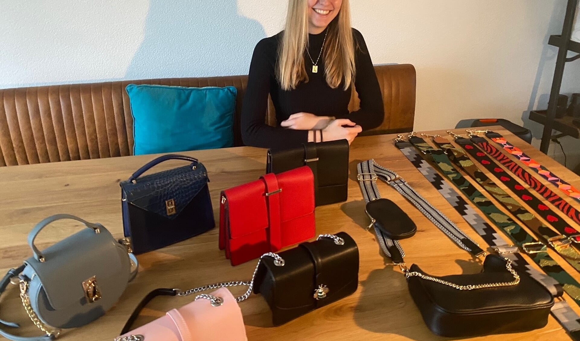 Lisa met haar collectie tassen
