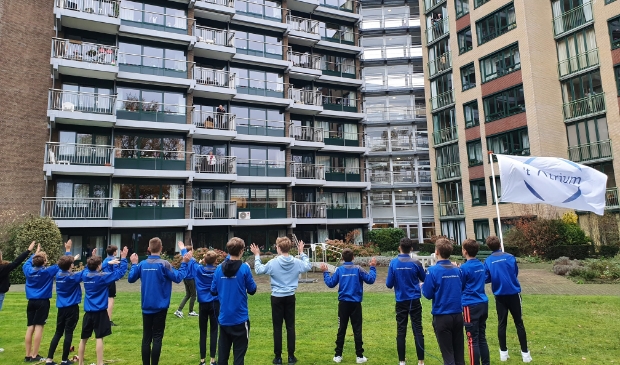Sportklasleerlingen geven show aan bewoners van de Koperhorst.