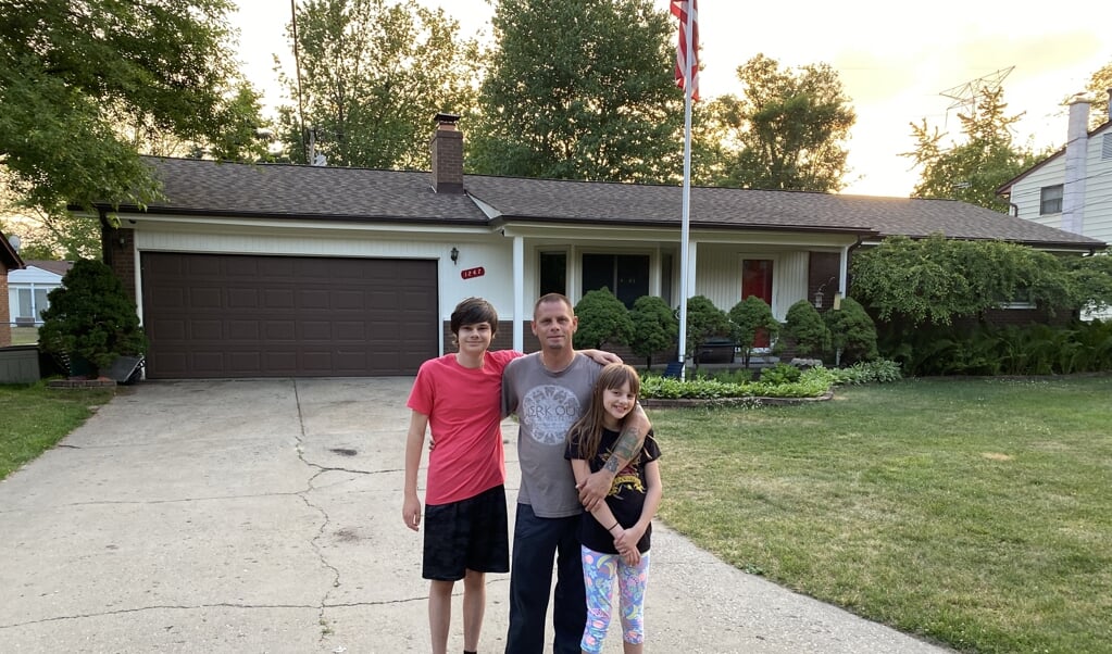 Met zoon Alexander (15) en dochter Emerson (12) voor hun woning in Wixom, een voorstadje van Detroit, vlak onder de Grote Meren in het grensgebied van de Verenigde Staten en Canada.