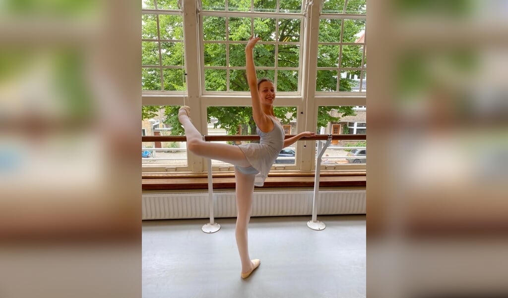 Amber van Steeg oefent in een zaal van de Nationale Ballet Academie.