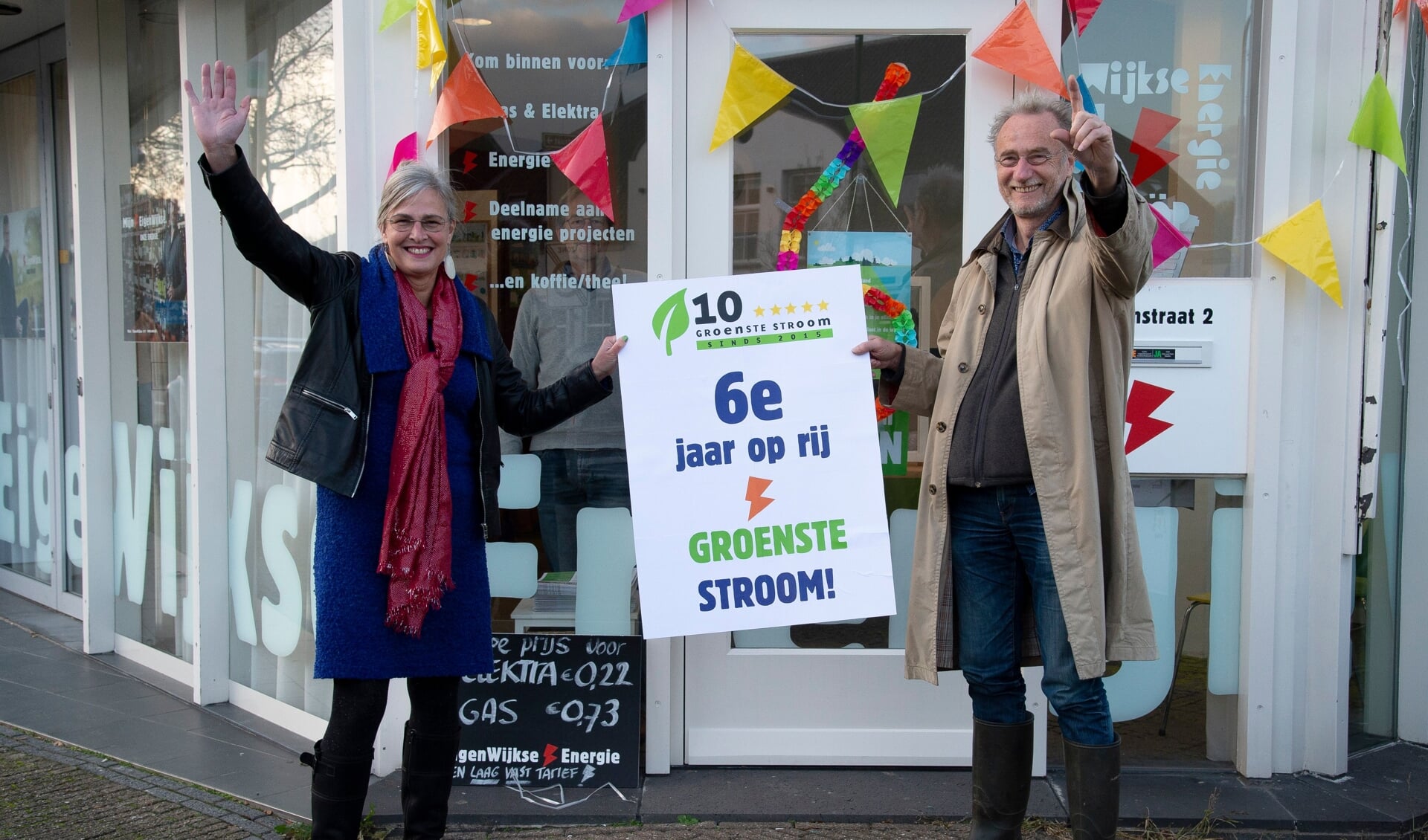Bestuurslid Sarida van der Meer en voorzitter Henk Muis van de EigenWijkse Energie Coöperatie voor de EnergieWinkel waar je o,a, terecht kunt voor de groenste energie van Nederland.