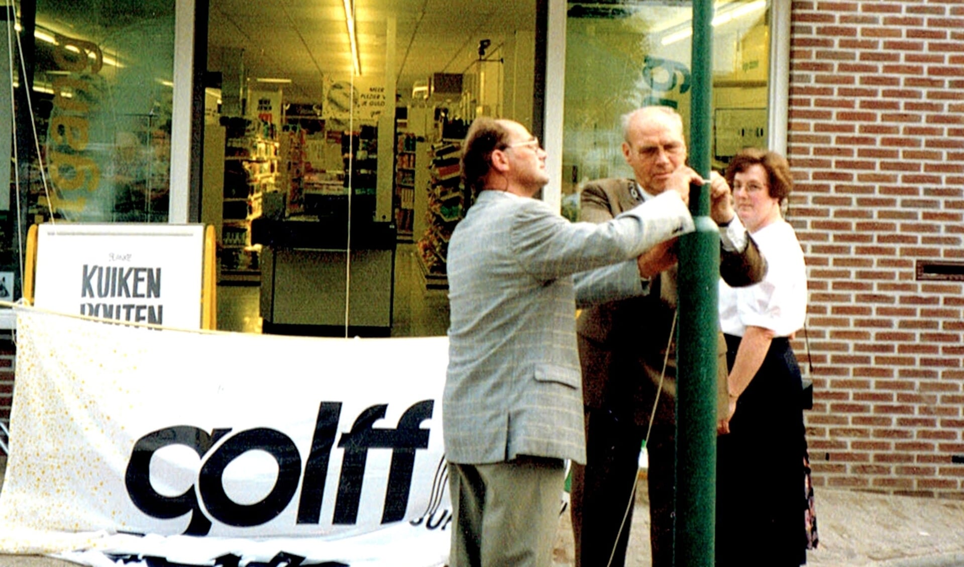 Opening van de supermarkt in 1992 met burgemeester Bransen en Henk en Nel Steenman. 