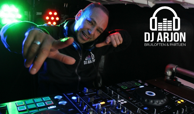 DJ Arjon vanuit zijn Disco-Ballen bus