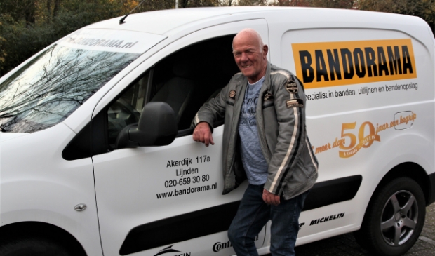 <p>Frank Posthumus bij de servicewagen. Aan stoppen moet hij nog niet denken.</p>