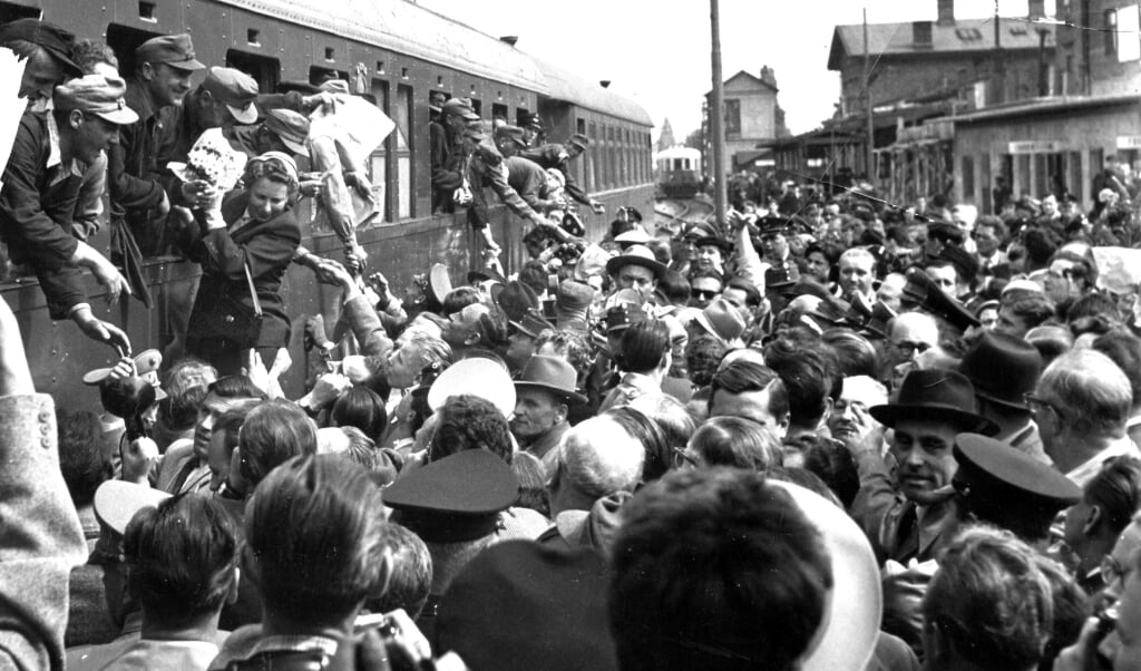 Begroeting van de laatste Duitse krijgsgevangenen die terugkeren uit Rusland op het station van Munchen, 1955