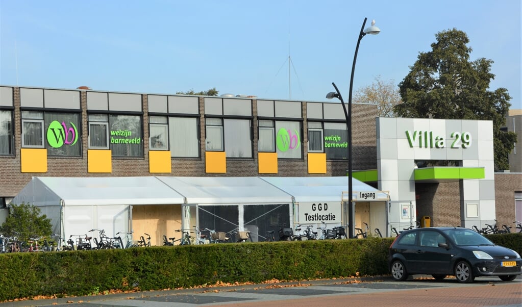 Bij de teststraat van de GGD in Barneveld is een grote tent geplaatst, om het wachten buiten aangenamer te maken.
