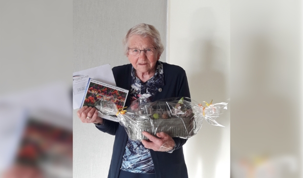 Mevrouw Den Boer ontvangt persoonlijk een attentie