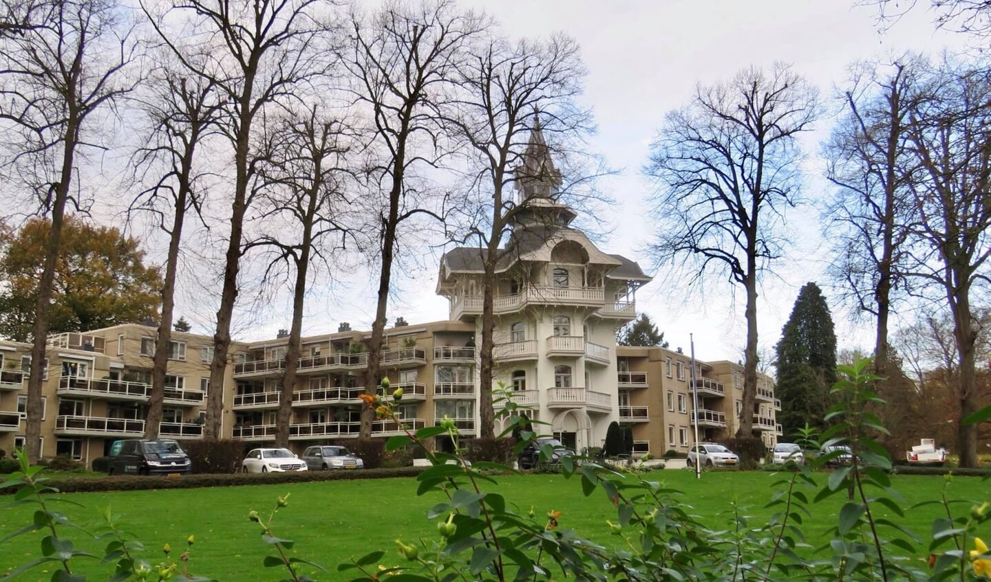 Voormalig Sanatorium/Badhotel aan de Julianalaan  (1888 H.G. Berlage) sinds 1983 appartementen. 