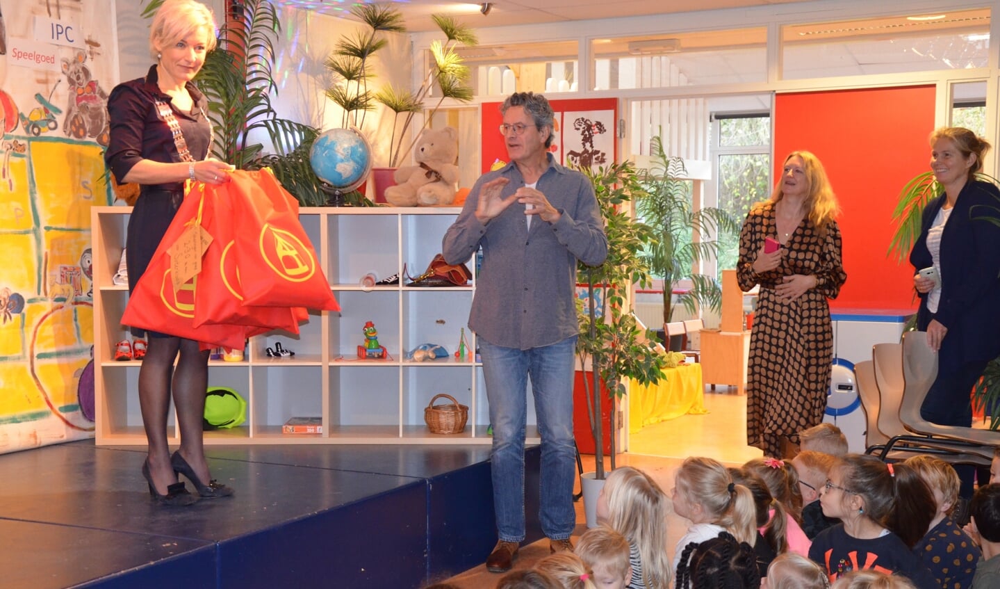 Burgemeester Iris Meerts haalt bij De Horn de tekeningen op voor Sinterklaas