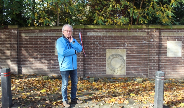 <p>Nico Ragetli bij het monument aan de Appelweg. 'Hier zijn tien willekeurige gevangenen uit Kamp Amersfoort geëxecuteerd.'</p>