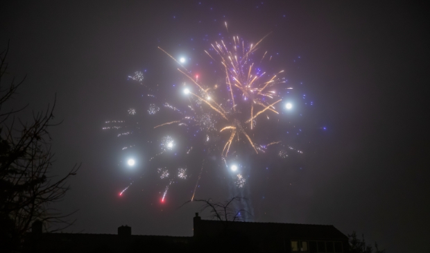 <p>Het illegaal afgestoken vuurwerk leverde zaterdagavond wel een mooi spektakel op.</p>